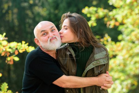 Téléchargez les photos : Portrait ou sourire père aîné et fille adulte embrasser, étreindre, câliner. Concept de deux générations. Promenade d'automne - en image libre de droit
