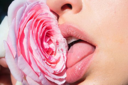 Téléchargez les photos : Foreplay blowjob. Sexy girl sucking and licking flower. Blowjob fellation concept. Oral sex. Girl blowjob. Blow job oral sex simulation. Blowjob and sensual oral lick. Sexy female mouth and flower - en image libre de droit