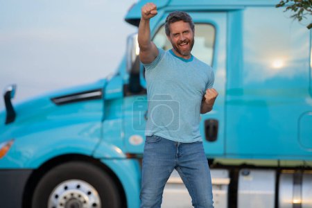 Téléchargez les photos : Des hommes conduisent près d'un camion. Chauffeur de camion. Propriétaire du camionnage. Véhicules de transport. Un bel homme posant devant un camion. Véhicule semi-remorque - en image libre de droit