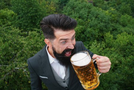 Foto de Un loco gracioso con un vaso de cerveza. Degustación y degustación - Imagen libre de derechos