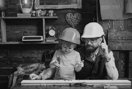 Foto de Padre y su hijo trabajando juntos en un taller de madera - Imagen libre de derechos