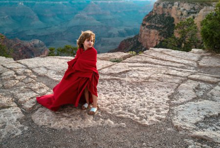 Téléchargez les photos : Enfant sur paysage de montagne. Canyon National Park, États-Unis. Enfants sur la nature. - en image libre de droit