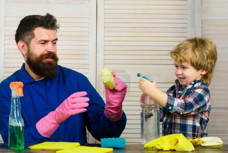 Téléchargez les photos : Papa et fils nettoyage salon ensemble - en image libre de droit