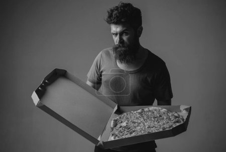 Téléchargez les photos : Homme sexy avec boîte à pizza. Gay avec Pizza. Concept de livraison de pizza. Pizzeria italienne. Recette pizza - en image libre de droit