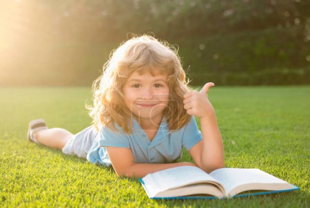 Téléchargez les photos : Un livre pour enfants. Éducation des enfants et éducation en plein air. Nature et parc. Apprentissage précoce. En plein air. Pouce en l'air - en image libre de droit