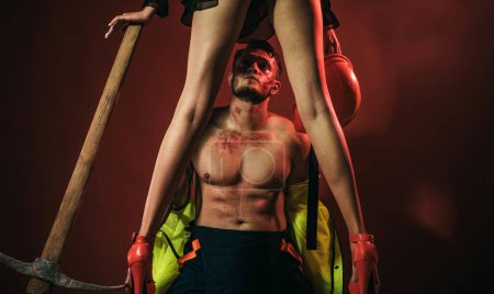 Téléchargez les photos : Pompier sexy chaud. pompiers sexy corps muscle homme tenant sauvé femme sexy. Concept des professions à risque. Profession ouvrière, vêtements spéciaux, salopettes. Chaud et sexy - en image libre de droit