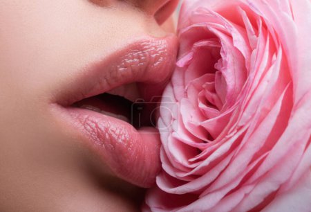 Téléchargez les photos : Belle jeune femme en bonne santé aux lèvres roses. Belle femme lèvres avec rose - en image libre de droit