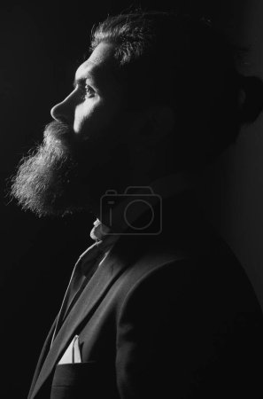 Téléchargez les photos : Profil barbu mâle de l'ombre. Homme barbu avec barbe, gay barbu. Concept de salon de coiffure. Moustache hommes - en image libre de droit