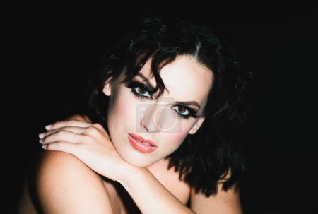 Foto de Sexy hermosa mujer con sombras en la cara hermosa en el estudio negro. Chica sensual - Imagen libre de derechos