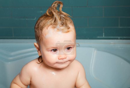 Téléchargez les photos : Petit bébé prenant son bain, portrait en gros plan d'un garçon souriant, soins de santé et hygiène des enfants - en image libre de droit