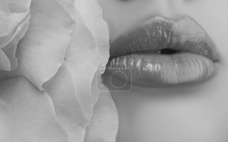 Téléchargez les photos : Des lèvres presque sensuelles. La bouche d'une femme. Rouge à lèvres sexy et dodu - en image libre de droit
