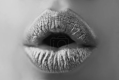 Foto de Los labios dorados. Boca de mujer cerca con lápiz labial de color dorado en el labio. Labios brillantes que muerden - Imagen libre de derechos