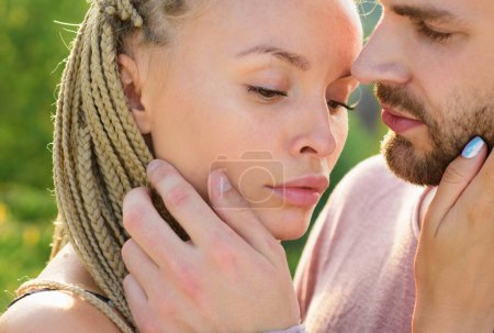 Téléchargez les photos : Un homme avec des baisers de femme. Un baiser sensuel. Préliminaires chauds. Éducation sexuelle et histoire d'amour - en image libre de droit