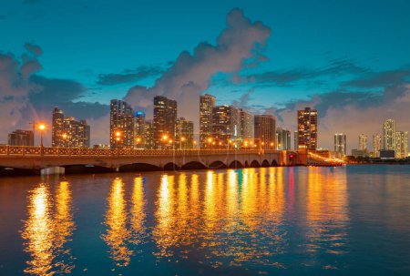 Téléchargez les photos : Miami vue sur la ville depuis la baie de Biscayne - en image libre de droit