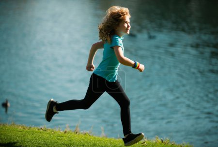 Téléchargez les photos : Les enfants courent dehors. Enfant coureur joggeur courir dans la nature. Bonjour, jogging. Mode de vie sain et actif des enfants. Course matinale avec enfants - en image libre de droit
