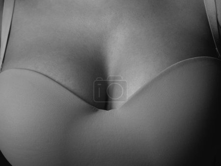 Foto de Sexy large breasts. Woman breas, boobs in bra, sensual tits. Beautiful slim female body. Lingerie model. Closeup boob - Imagen libre de derechos