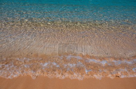 Foto de Ola azul en la playa de arena. Playa al atardecer hora de verano. Paisaje playa. Paisaje marino tropical, calma, luz solar relajante y tranquila - Imagen libre de derechos