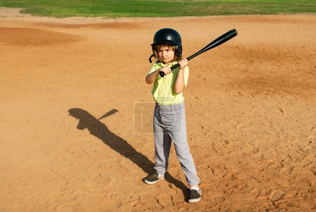 Foto de Niño bateador a punto de golpear un campo durante un partido de béisbol. Kid béisbol listo para batear - Imagen libre de derechos