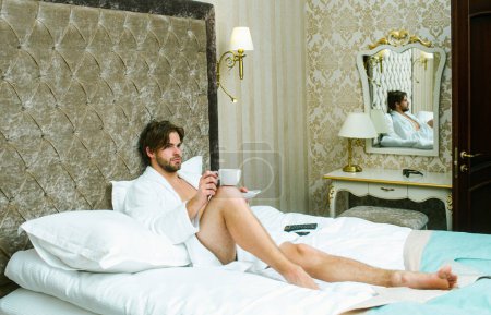 Foto de Hombre sexy en el dormitorio, buenos días - Imagen libre de derechos