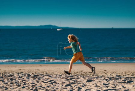 Foto de Niños corriendo al aire libre. Carrera y deporte saludable para los niños. Niño corriendo en verano cerca del mar, fitness de los niños - Imagen libre de derechos