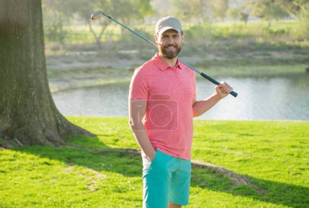 Téléchargez les photos : Homme de golfeur souriant en casquette jouant au golf - en image libre de droit