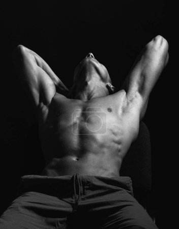 Foto de Modelo masculino musculoso sin camisa. Hombre fuerte mostrando su cuerpo desnudo perfecto. Torso desnudo. Retrato de moda de joven chico desnudo caliente - Imagen libre de derechos