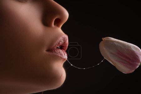 Téléchargez les photos : Femme sexy bouche et fleurs. sexe oral, orgasme, pipe, lécher la fleur. lèvres fille avec des tulipes - en image libre de droit
