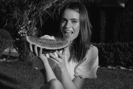 Foto de Chica sexy comiendo una sandía. Retrato al aire libre de hermosa modelo de mujer joven. Verano sexy sandía - Imagen libre de derechos