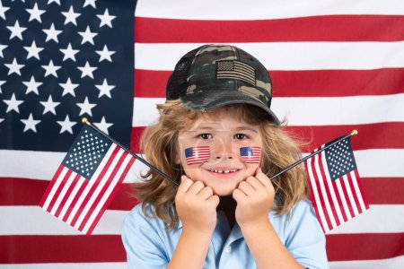Téléchargez les photos : Enfant patriote américain. Jour de l'indépendance de célébration de l'enfant 4 juillet. Concept des États-Unis d'Amérique. Signe du drapeau américain sur la joue de l'enfant - en image libre de droit