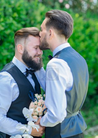 Foto de Beso gay en la boda. matrimonio gay pareja tierna besos. cerrar hasta retrato de gay besado - Imagen libre de derechos