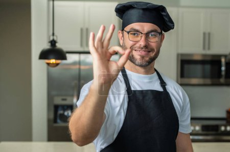 Foto de Hombre en delantal de chef cocina en la cocina - Imagen libre de derechos