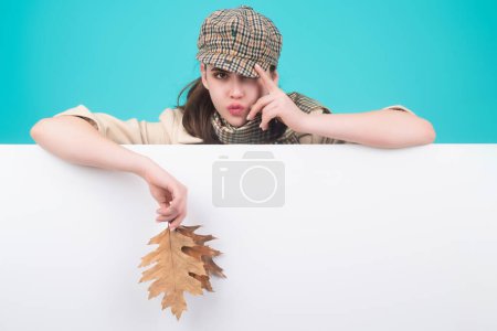 Téléchargez les photos : Portrait studio de jeune femme aux feuilles automnales - en image libre de droit