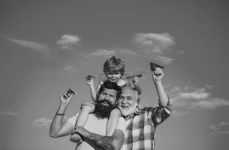 Foto de Generación familiar: sueño futuro y concepto de personas. Niño con padre y abuelo. Generaciones de hombres. Sueño con volar - Imagen libre de derechos