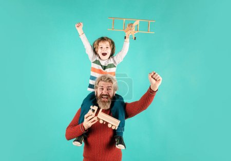 Téléchargez les photos : Deux générations d'hommes père et fils s'amusent et jouent avec un avion jouet. Relation familiale avec son fils. J'aime papa. Enfant excité garçon pilote - en image libre de droit