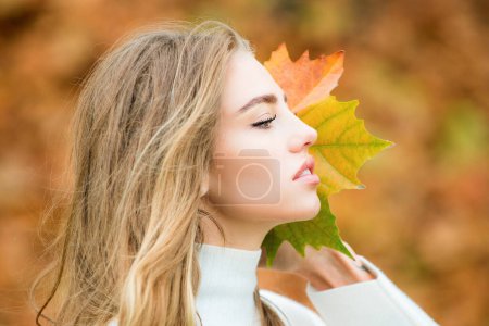 Foto de Mujer joven en un paisaje romántico de otoño - Imagen libre de derechos