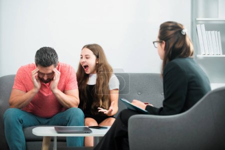 Foto de Psicólogo trabajador social hablando con padre e hija adolescente. Asesoramiento social a padres. Comportamiento de chicos malos - Imagen libre de derechos