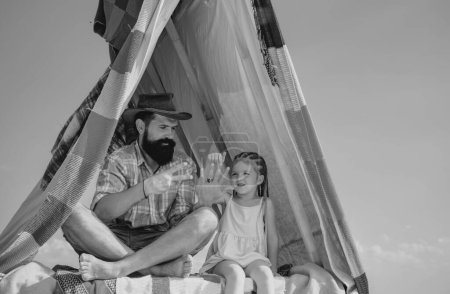 Foto de Vacaciones de camping. Padre e hija. Paternidad y paternidad. Actividad familiar al aire libre - Imagen libre de derechos