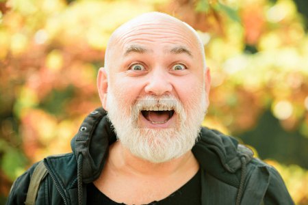 Téléchargez les photos : Senior homme excité dans fandscape automne, portrait rapproché - en image libre de droit