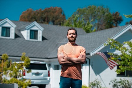 Téléchargez les photos : Homme d'affaires extérieur près de la maison, louer une nouvelle maison - en image libre de droit