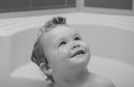 Foto de Baño infantil. Pequeño bebé tomando un baño, retrato de primer plano de niño sonriente, cuidado de la salud e higiene de los niños. Niños divertidos se enfrentan de cerca - Imagen libre de derechos