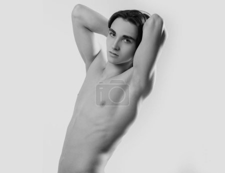 Foto de Un joven sin camiseta, modelo masculino. Cuerpo desnudo - Imagen libre de derechos