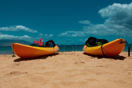Foto de Turismo en kayak. Calma mar playa fondo. Playa tropical de verano con arena. Agua del océano. Paisaje marino natural - Imagen libre de derechos