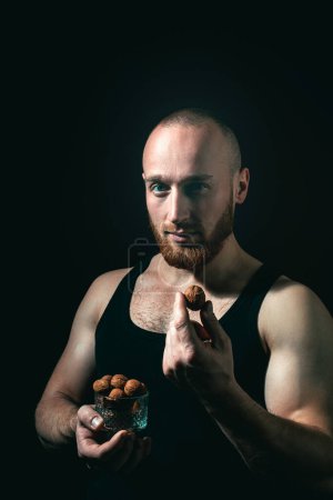 Foto de Hombre atractivo con nueces serias en la cara - Imagen libre de derechos