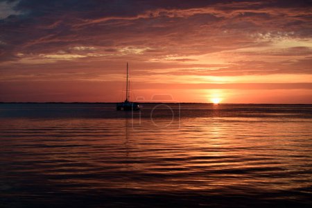 Téléchargez les photos : Paysage marin au lever du soleil sur la mer. Calme l'eau de mer. Beau paysage nuageux sur la mer, coup de soleil levant - en image libre de droit