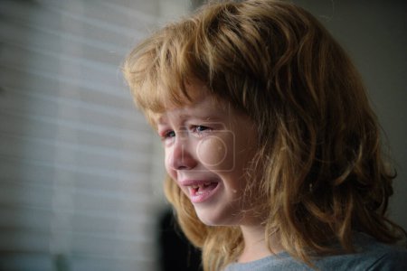Téléchargez les photos : Gros plan d'un gamin qui pleure des larmes. Enfant contrarié. Violence familiale sur les enfants. Concept d'intimidation, de stress dépressif ou de frustration - en image libre de droit