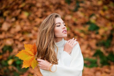 Foto de Foto de moda al aire libre de joven hermosa chica rodeada hojas de otoño - Imagen libre de derechos