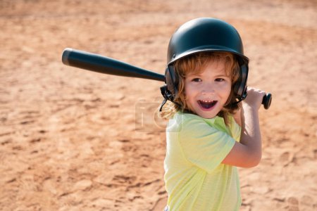 Téléchargez les photos : Joueur de baseball enfant concentré prêt à batte. Un gamin tenant une batte de baseball - en image libre de droit
