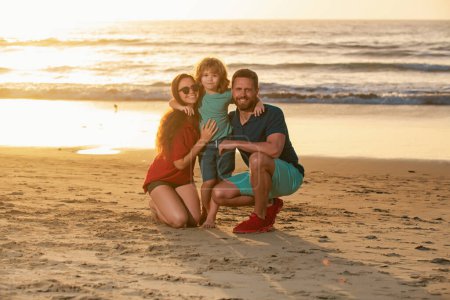 Foto de Familia feliz abrazándose en la playa. Familia al aire libre - Imagen libre de derechos