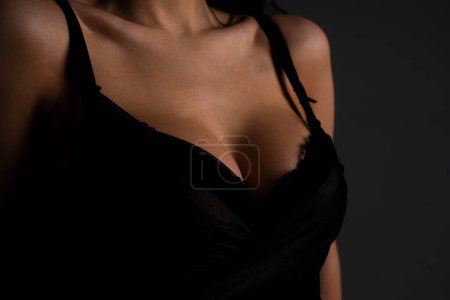 Foto de Lingerie fit model. Women breasts. Sexy breas, boobs in bra, sensual tits. Beautiful slim female body. Closeup of sexy girl boob in black bra - Imagen libre de derechos
