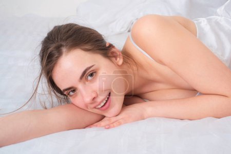 Téléchargez les photos : Portrait sensuel de jeune femme au lit. Belle fille modèle - en image libre de droit
